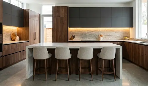 Дизайн кухни с островом, комбинированными фасадами (темный орех и антрацит) и премиальной встроенной техникой