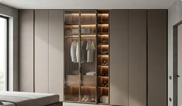 Современный встроенный шкаф от пола до потолка с матовыми фасадами и интегрированной LED-подсветкой полок