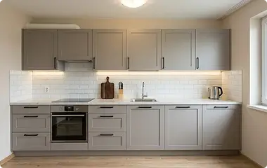 Кухня из МДФ с фрезеровкой в Алматы, серые матовые фасады, современный стиль
