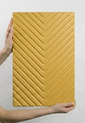 Фасад с фрезеровкой елочка или шеврон на поверхности