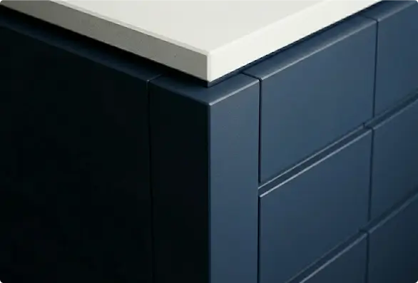 Прямой мебельный фасад МДФ в матовой эмали, классическое исполнение угла кухни