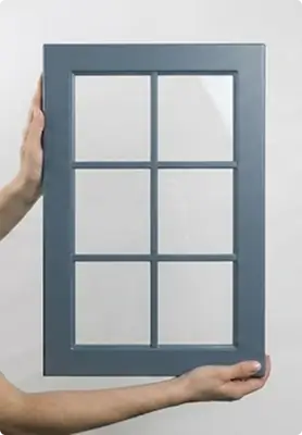 Фасад-витрина МДФ под стекло с фрезерованной решеткой шпросами