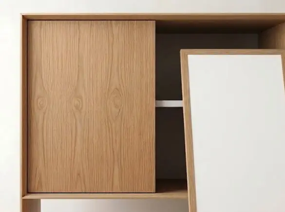 Обратная сторона мебельного фасада с белым компенсирующим слоем и шпонированным торцом