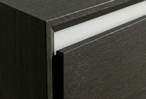 Кухонный фасад со скрытым профилем Gola для открывания без ручек