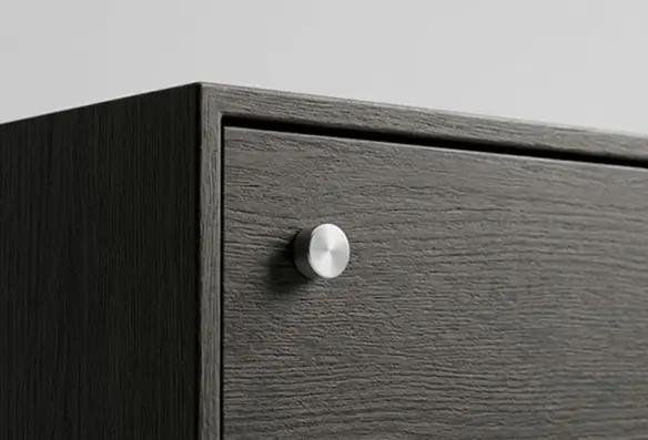 Классическая накладная ручка-кнопка на темном шпонированном фасаде