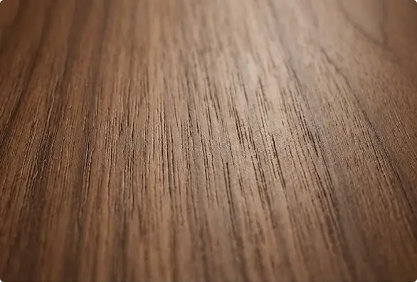 Текстура натурального шпона с уникальным природным рисунком и живой сменой волокон