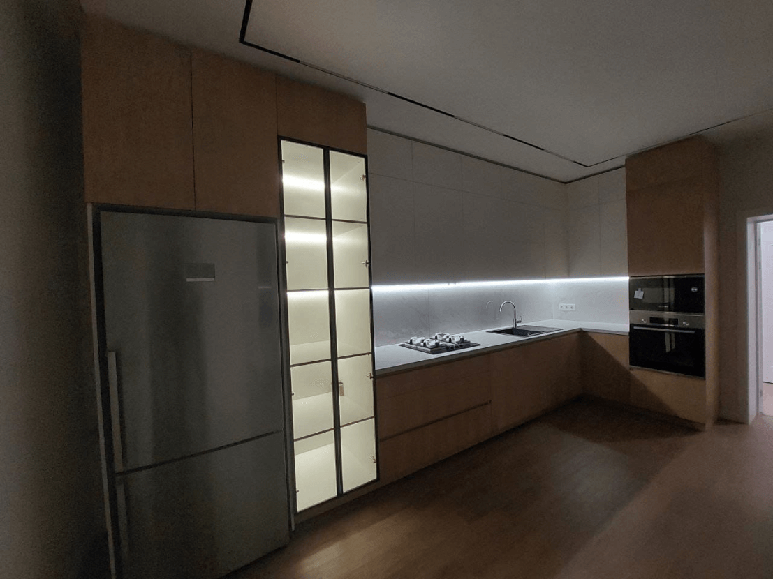 Шпонированая кухня с подсветкой